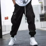 Un pantalon cargo uni
