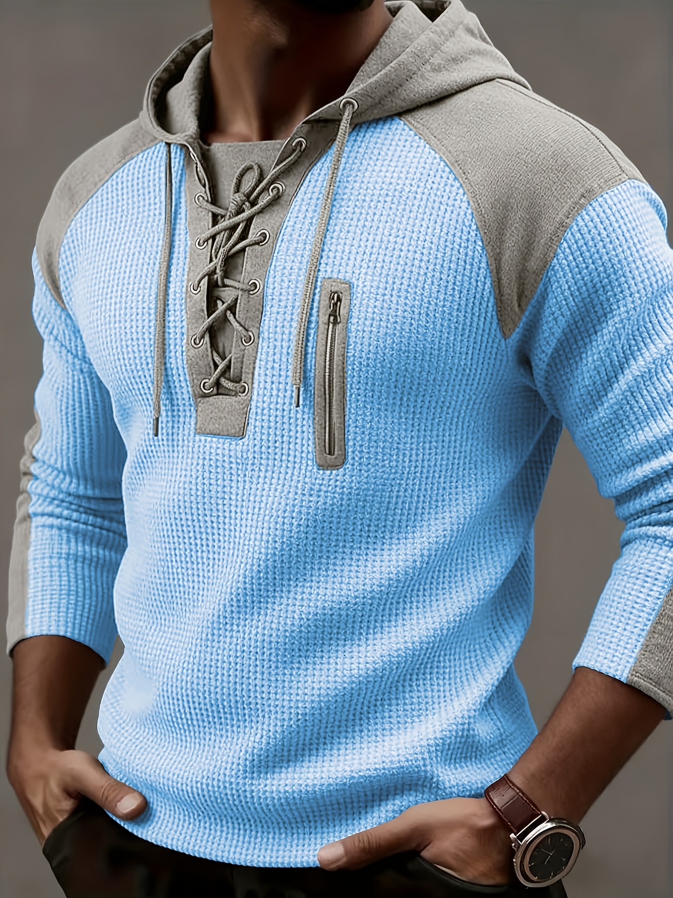 la nouvelle collection printemps été pour hommes présente un haut en maille à capuche texturé de luxe et léger, une polo avec un design côtelé patchwork sur les épaules. la nouvelle collection printemps été pour hommes présente un haut en maille à capuche texturé de luxe et léger, une polo avec un design côtelé patchwork sur les épaules.