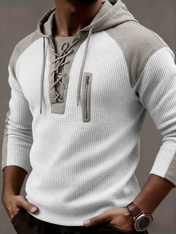 la nouvelle collection printemps été pour hommes présente un haut en maille à capuche texturé de luxe et léger, une polo avec un design côtelé patchwork sur les épaules.