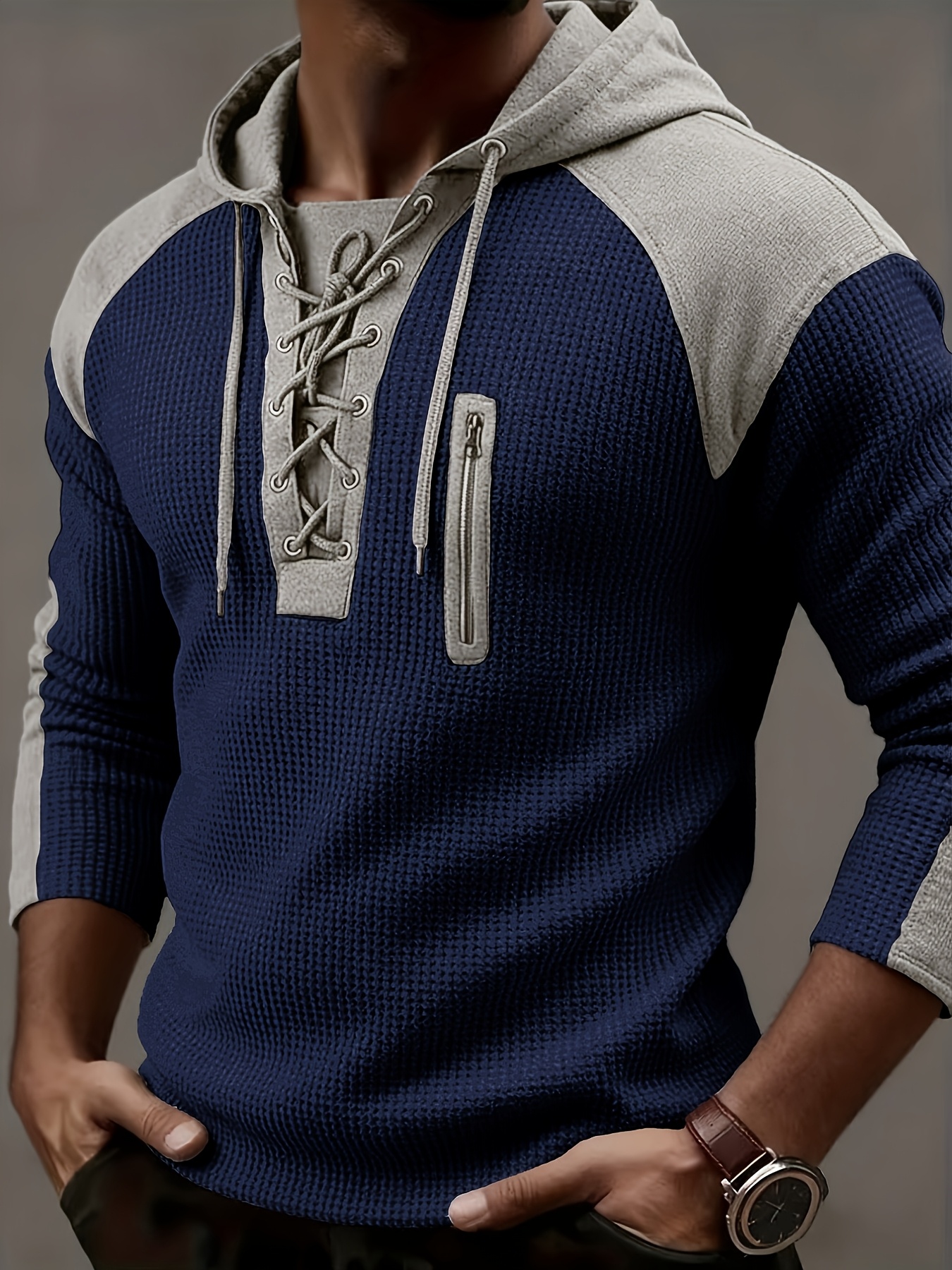 la nouvelle collection printemps été pour hommes présente un haut en maille à capuche texturé de luxe et léger, une polo avec un design côtelé patchwork sur les épaules. la nouvelle collection printemps été pour hommes présente un haut en maille à capuche texturé de luxe et léger, une polo avec un design côtelé patchwork sur les épaules.