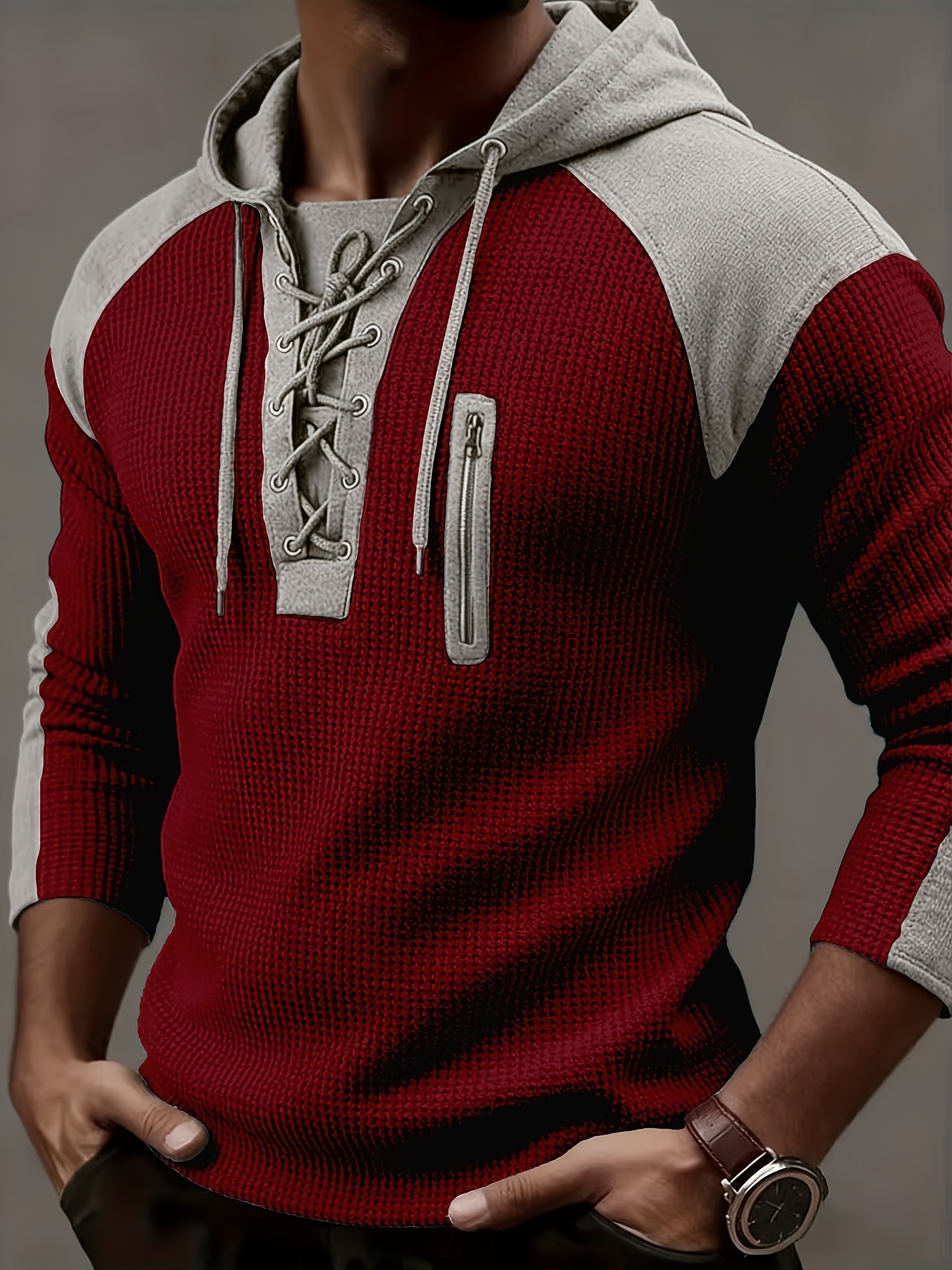 la nouvelle collection printemps été pour hommes présente un haut en maille à capuche texturé de luxe et léger, une polo avec un design côtelé patchwork sur les épaules. la nouvelle collection printemps été pour hommes présente un haut en maille à capuche texturé de luxe et léger, une polo avec un design côtelé patchwork sur les épaules.