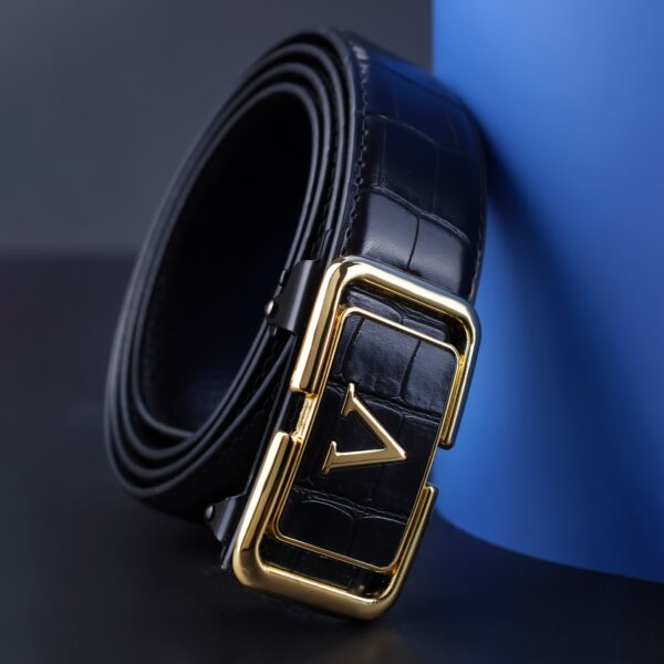 ceinture pour hommes haut de gamme avec boucle automatique. une ceinture élégante pour homme, adaptée aux occasions professionnelles, dégageant un charme séduisant. c'est un article de luxe avec des motifs de lettres dessus