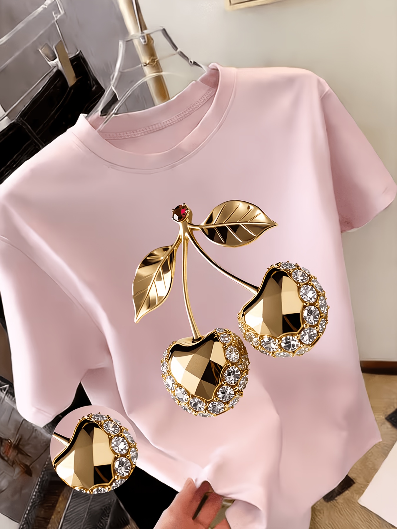 t shirt y2k pour femme à imprimé cerises dorées avec embellissements en diamant haut respirant à col ras du cou compatible avec une blouse | essentiel de la garde robe printemps été | t shirt décontracté léger adapté aux fêtes, cadeaux et tenues décontractées t shirt y2k pour femme à imprimé cerises dorées avec embellissements en diamant haut respirant à col ras du cou compatible avec une blouse | essentiel de la garde robe printemps été | t shirt décontracté léger adapté aux fêtes, cadeaux et tenues décontractées