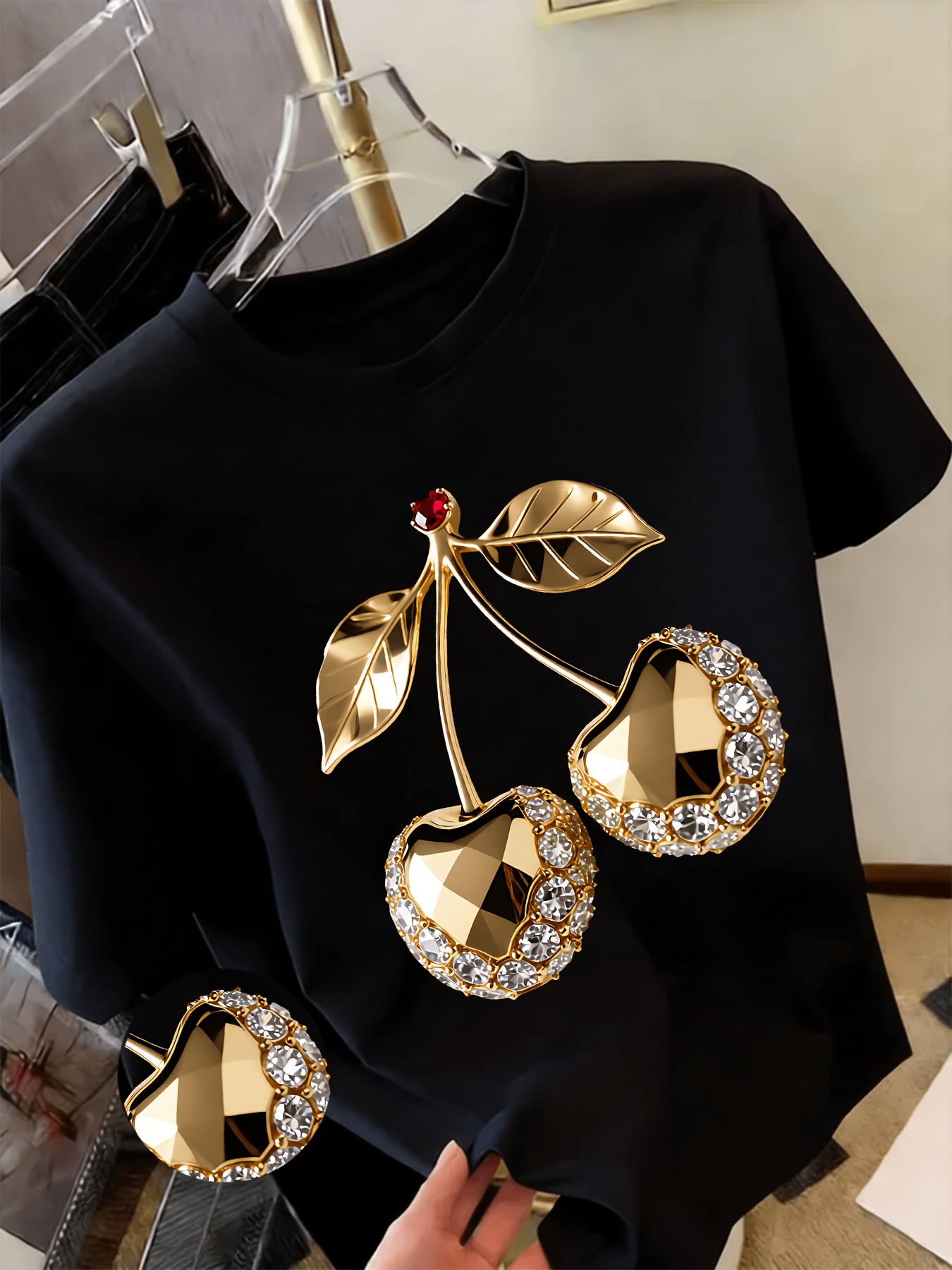t shirt y2k pour femme à imprimé cerises dorées avec embellissements en diamant haut respirant à col ras du cou compatible avec une blouse | essentiel de la garde robe printemps été | t shirt décontracté léger adapté aux fêtes, cadeaux et tenues décontractées t shirt y2k pour femme à imprimé cerises dorées avec embellissements en diamant haut respirant à col ras du cou compatible avec une blouse | essentiel de la garde robe printemps été | t shirt décontracté léger adapté aux fêtes, cadeaux et tenues décontractées