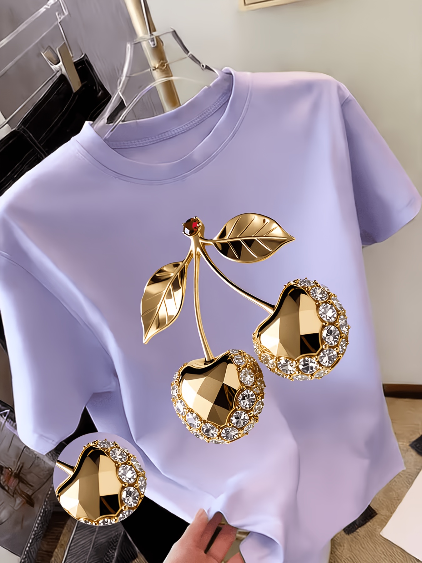 t shirt y2k pour femme à imprimé cerises dorées avec embellissements en diamant haut respirant à col ras du cou compatible avec une blouse | essentiel de la garde robe printemps été | t shirt décontracté léger adapté aux fêtes, cadeaux et tenues décontractées t shirt y2k pour femme à imprimé cerises dorées avec embellissements en diamant haut respirant à col ras du cou compatible avec une blouse | essentiel de la garde robe printemps été | t shirt décontracté léger adapté aux fêtes, cadeaux et tenues décontractées