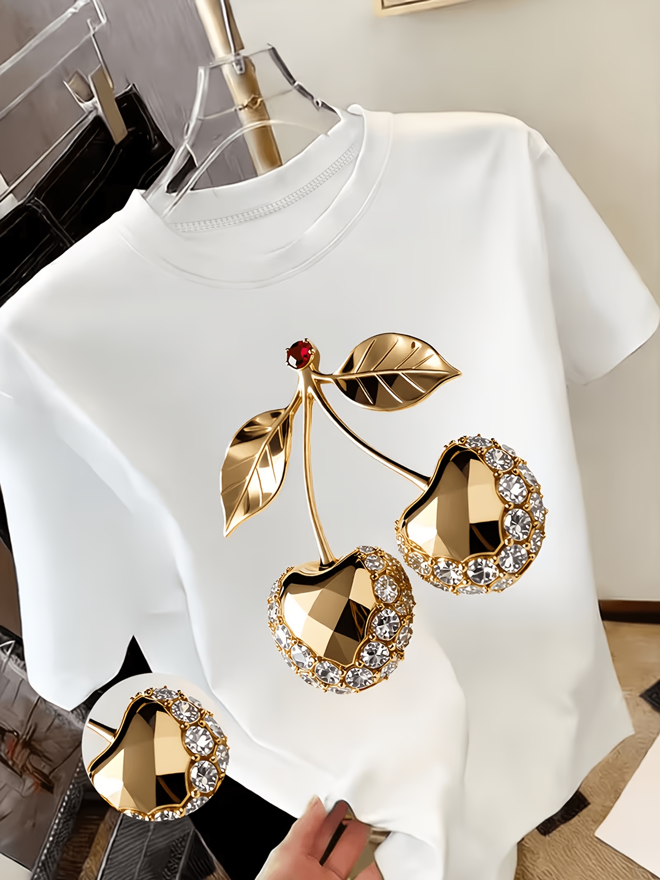 t shirt y2k pour femme à imprimé cerises dorées avec embellissements en diamant haut respirant à col ras du cou compatible avec une blouse | essentiel de la garde robe printemps été | t shirt décontracté léger adapté aux fêtes, cadeaux et tenues décontractées t shirt y2k pour femme à imprimé cerises dorées avec embellissements en diamant haut respirant à col ras du cou compatible avec une blouse | essentiel de la garde robe printemps été | t shirt décontracté léger adapté aux fêtes, cadeaux et tenues décontractées