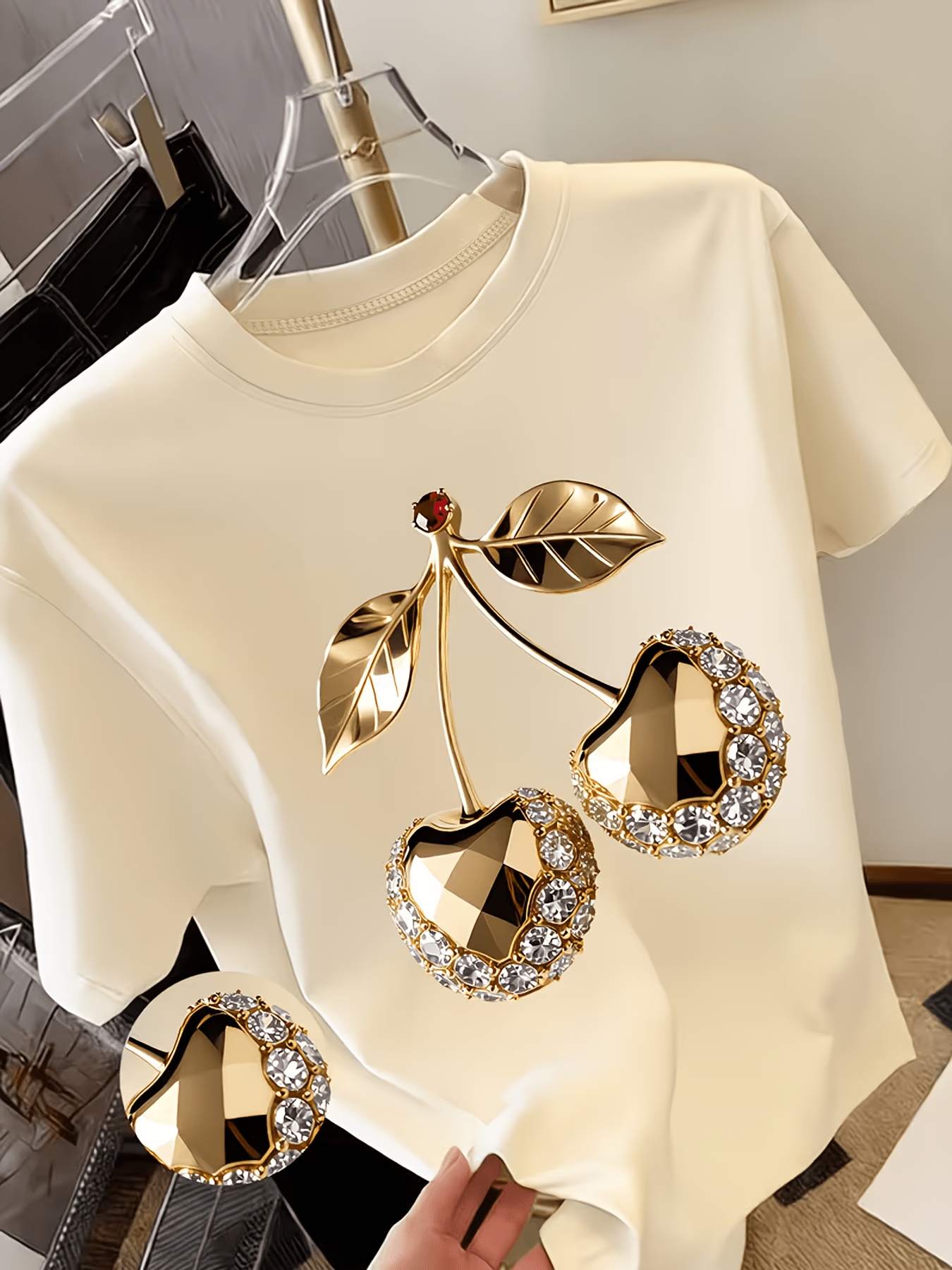 t shirt y2k pour femme à imprimé cerises dorées avec embellissements en diamant haut respirant à col ras du cou compatible avec une blouse | essentiel de la garde robe printemps été | t shirt décontracté léger adapté aux fêtes, cadeaux et tenues décontractées t shirt y2k pour femme à imprimé cerises dorées avec embellissements en diamant haut respirant à col ras du cou compatible avec une blouse | essentiel de la garde robe printemps été | t shirt décontracté léger adapté aux fêtes, cadeaux et tenues décontractées