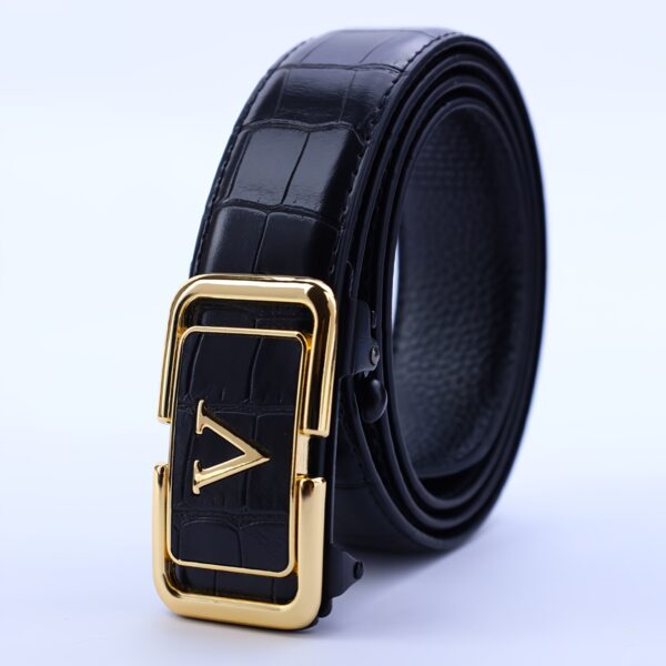ceinture pour hommes haut de gamme avec boucle automatique. une ceinture élégante pour homme, adaptée aux occasions professionnelles, dégageant un charme séduisant. c'est un article de luxe avec des motifs de lettres dessus