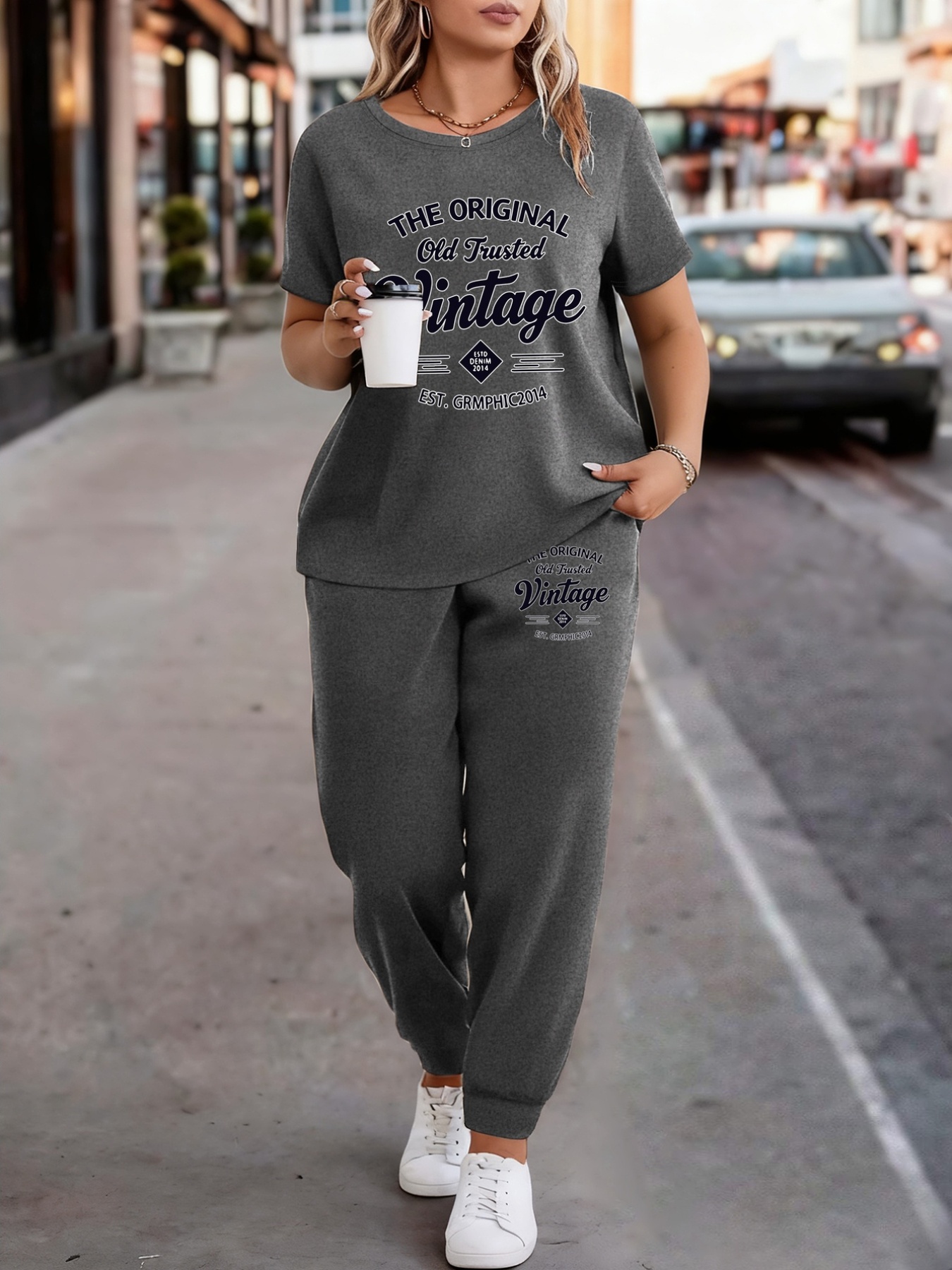 ensemble de détente 2 pièces pour femme grande taille, t shirt et jogging doux à élasticité moyenne avec cordons de serrage et poches, imprimé graphique, style décontracté idéal pour le printemps et l'été ensemble de détente 2 pièces pour femme grande taille, t shirt et jogging doux à élasticité moyenne avec cordons de serrage et poches, imprimé graphique, style décontracté idéal pour le printemps et l'été