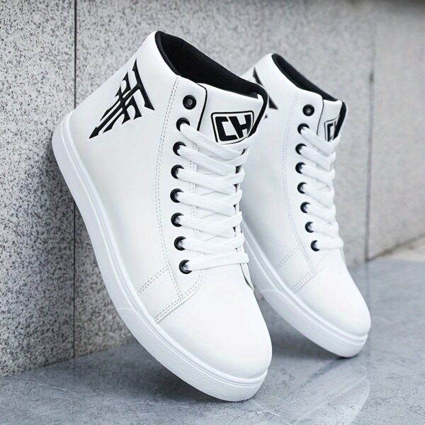 [baskets] une paire de chaussures de sport montantes décontractées pour le skate en extérieur, confortables et adaptées aux voyages et au fitness (disponibles en tailles plus grandes), en blanc et noir, avec un style minimaliste