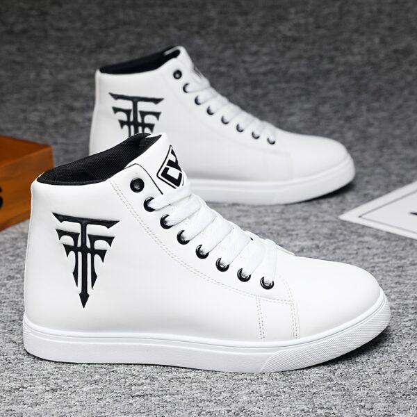 [baskets] une paire de chaussures de sport montantes décontractées pour le skate en extérieur, confortables et adaptées aux voyages et au fitness (disponibles en tailles plus grandes), en blanc et noir, avec un style minimaliste