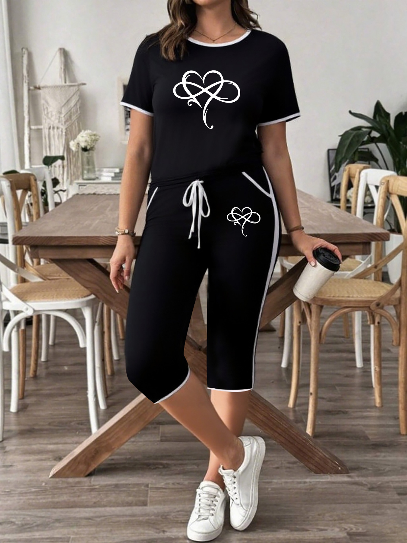 grande taille grande taille 1 ensemble printemps Été mode grande taille tenue femme manches courtes col rond imprimé cœur ruché pantalon capri ample avec poches vêtement décontracté streetwear grande taille grande taille 1 ensemble printemps Été mode grande taille tenue femme manches courtes col rond imprimé cœur ruché pantalon capri ample avec poches vêtement décontracté streetwear