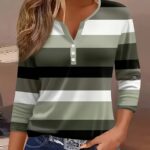 Nouvelle Arrivée Printemps/Été Mode Femme, Style Décontracté, T-shirt de Base Ample à Rayures, Col en V, Manches Trois-Quarts, Boutonné, Haut Polyvalent pour les Trajets Quotidiens et les Rendez-vous, Tendance Streetwear pour Sortie Quotidienne, Lavable en Machine – Convient pour un Usage Quotidien