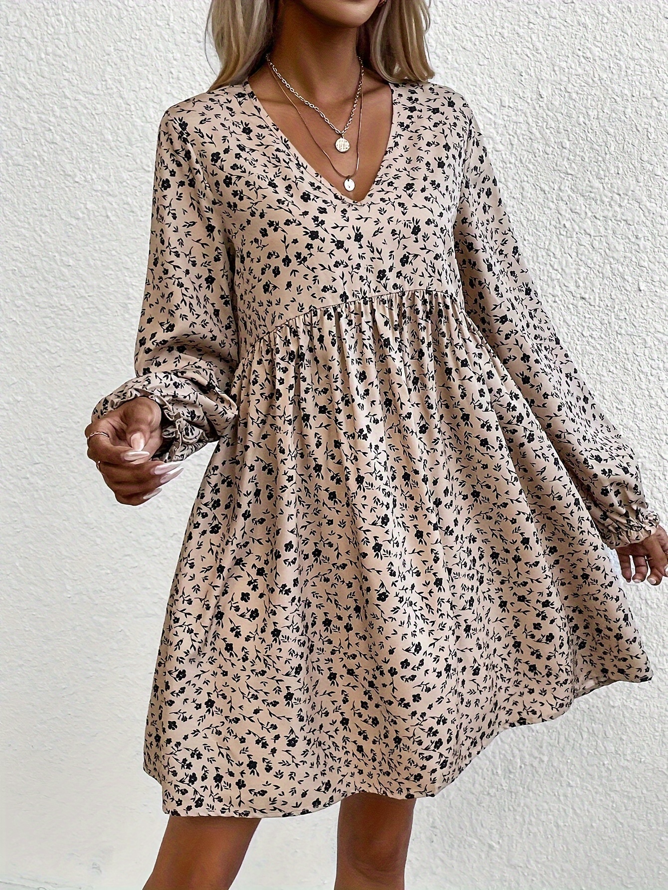 robe longue à manches longues et col en v à imprimé floral élégant pour femme, 100 % polyester tissé, robe midi trapèze fluide d'automne avec manches à volants robe longue à manches longues et col en v à imprimé floral élégant pour femme, 100 % polyester tissé, robe midi trapèze fluide d'automne avec manches à volants