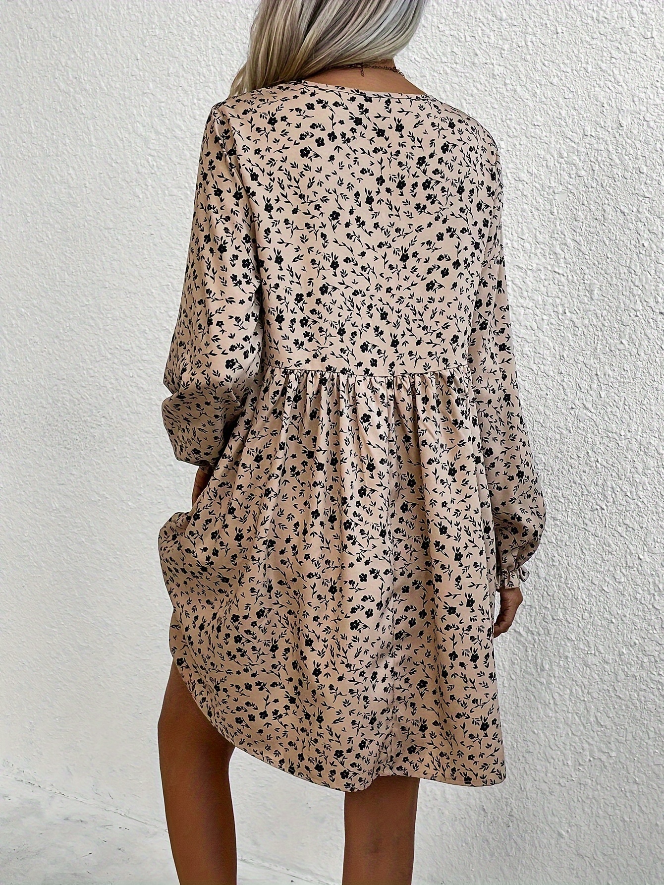 robe longue à manches longues et col en v à imprimé floral élégant pour femme, 100 % polyester tissé, robe midi trapèze fluide d'automne avec manches à volants robe longue à manches longues et col en v à imprimé floral élégant pour femme, 100 % polyester tissé, robe midi trapèze fluide d'automne avec manches à volants