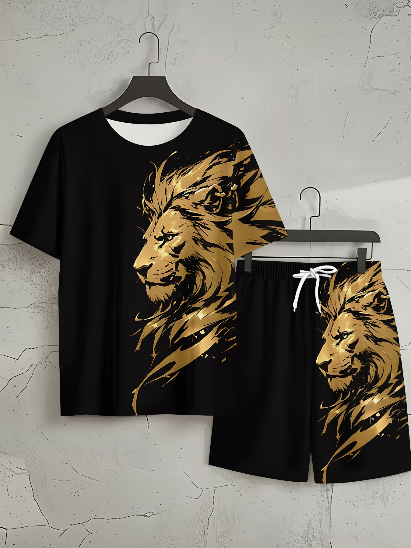 ensemble homme à manches courtes et col rond avec impression numérique 3d, motif lion noir et doré lot de 2 pièces, idéal pour afficher l'aura et le goût dominant des hommes, essentiel pour les hommes tendance en Été ensemble homme à manches courtes et col rond avec impression numérique 3d, motif lion noir et doré lot de 2 pièces, idéal pour afficher l'aura et le goût dominant des hommes, essentiel pour les hommes tendance en Été