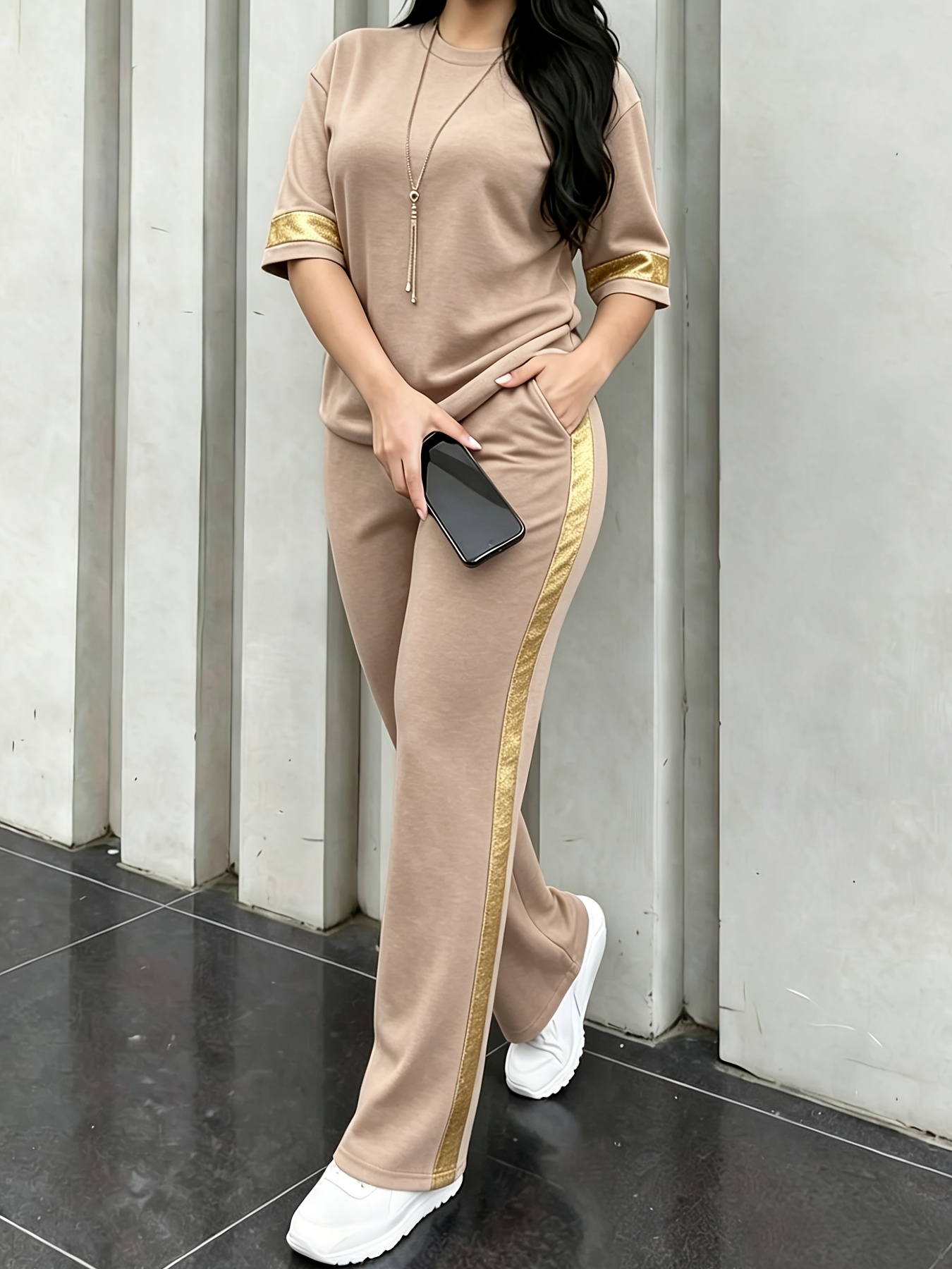 ensemble décontracté à la mode avec bordures dorées : t shirt à manches mi longues, doux pour la peau et respirant + pantalon à jambes larges et taille haute. ensemble 2 pièces pour femme de style européen et américain, ensemble élégant 2 pièces multicolore. pantalon à jambes larges et manches ensemble décontracté à la mode avec bordures dorées : t shirt à manches mi longues, doux pour la peau et respirant + pantalon à jambes larges et taille haute. ensemble 2 pièces pour femme de style européen et américain, ensemble élégant 2 pièces multicolore. pantalon à jambes larges et manches