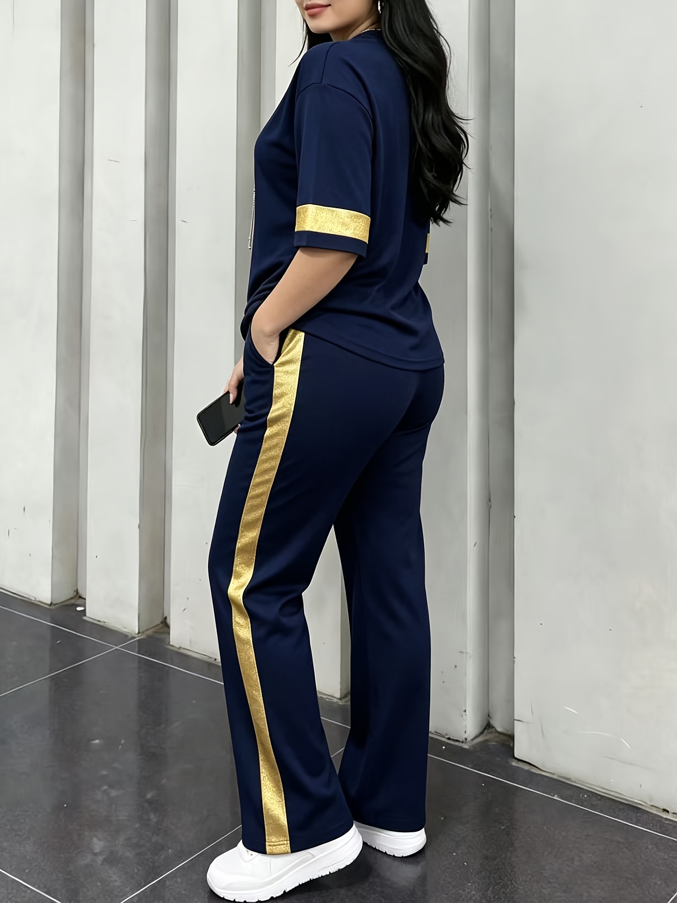 ensemble décontracté à la mode avec bordures dorées : t shirt à manches mi longues, doux pour la peau et respirant + pantalon à jambes larges et taille haute. ensemble 2 pièces pour femme de style européen et américain, ensemble élégant 2 pièces multicolore. pantalon à jambes larges et manches ensemble décontracté à la mode avec bordures dorées : t shirt à manches mi longues, doux pour la peau et respirant + pantalon à jambes larges et taille haute. ensemble 2 pièces pour femme de style européen et américain, ensemble élégant 2 pièces multicolore. pantalon à jambes larges et manches