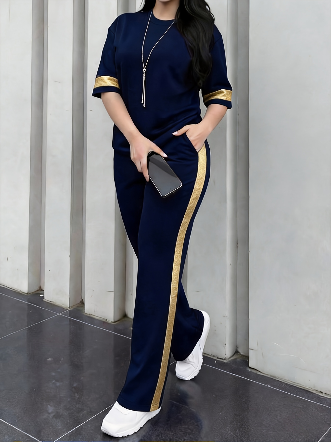 ensemble décontracté à la mode avec bordures dorées : t shirt à manches mi longues, doux pour la peau et respirant + pantalon à jambes larges et taille haute. ensemble 2 pièces pour femme de style européen et américain, ensemble élégant 2 pièces multicolore. pantalon à jambes larges et manches ensemble décontracté à la mode avec bordures dorées : t shirt à manches mi longues, doux pour la peau et respirant + pantalon à jambes larges et taille haute. ensemble 2 pièces pour femme de style européen et américain, ensemble élégant 2 pièces multicolore. pantalon à jambes larges et manches